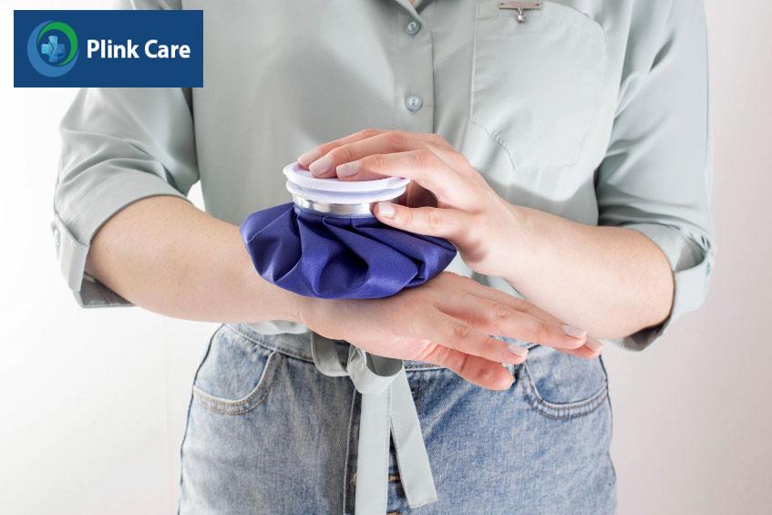 chườm nóng hoặc lạnh để giảm cứng khớp cổ tay