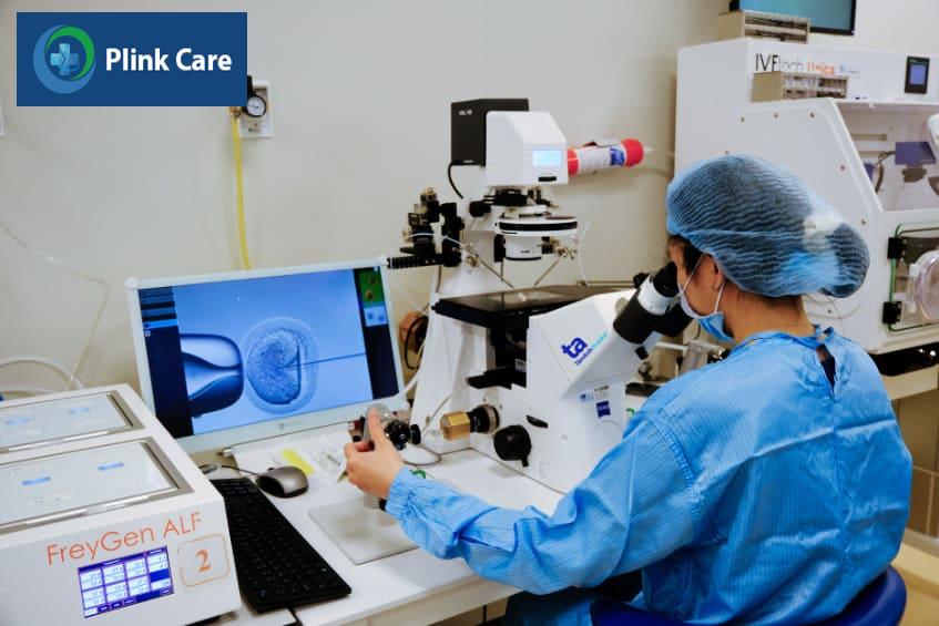 Chuyên viên phôi học thao tác tiêm tinh trùng vào bào tương noãn ICSI