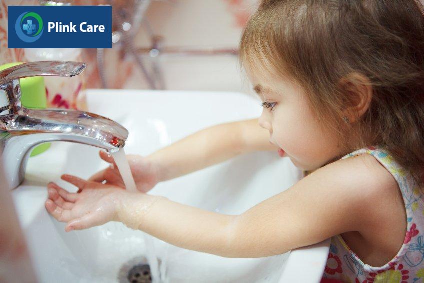 đặt vùng da bị bỏng dưới vòi nước mát ngay lập tức