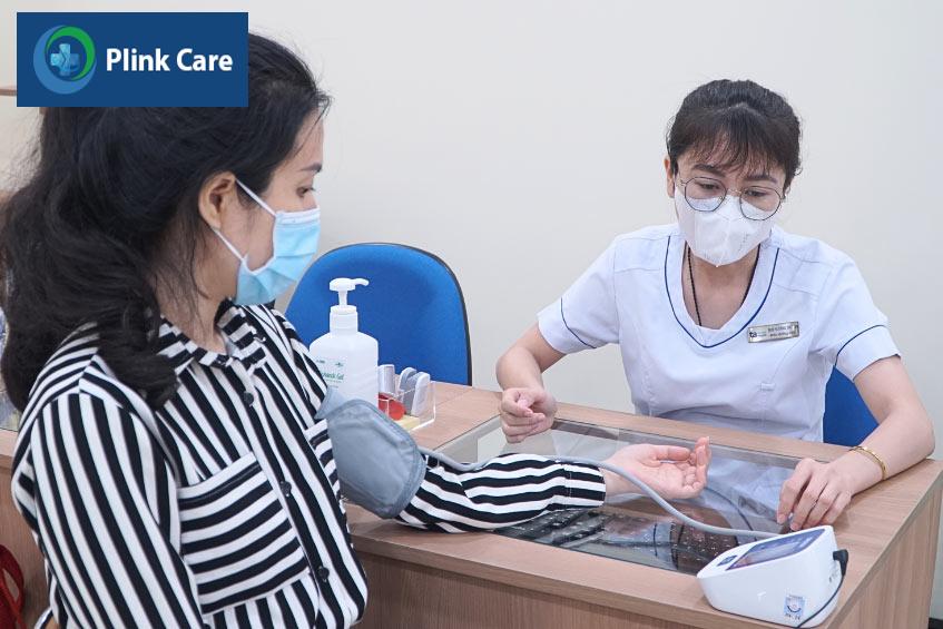 Điều dưỡng viên tại PlinkCare TP.HCM thực hiện đo huyết áp cho bệnh nhân