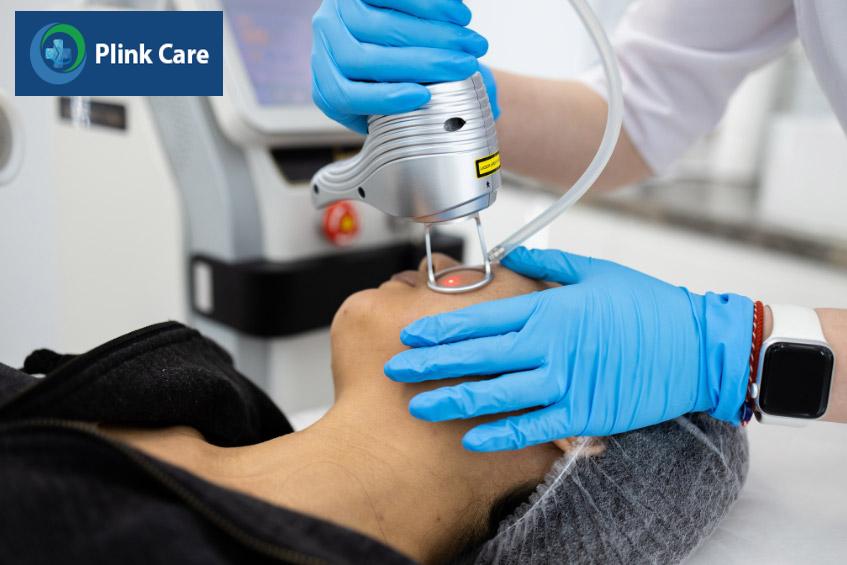 Điều trị mụn trứng cá bằng kỹ thuật tia laser cho phụ nữ bị đa nang buồng trứng