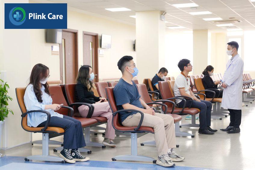 khách hàng khám mắt tại trung tâm mắt tâm anh