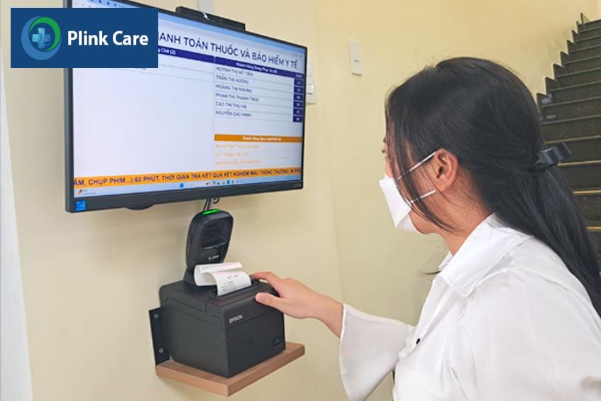 Khách hàng lấy số thanh toán thuốc và bảo hiểm y tế
