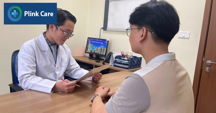 khách hàng trao đổi với bác sĩ
