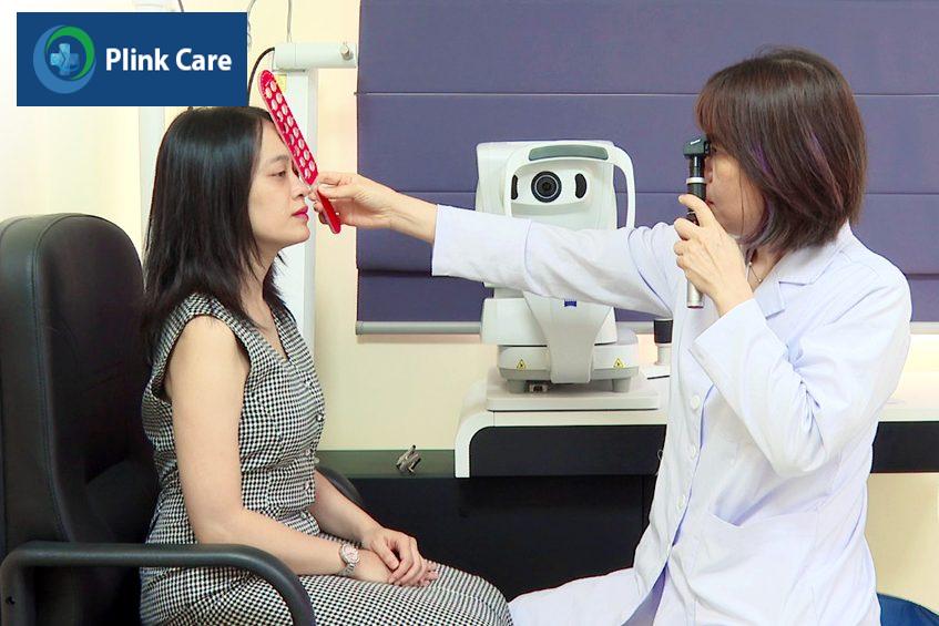 khám mắt trước khi phẫu thuật cận