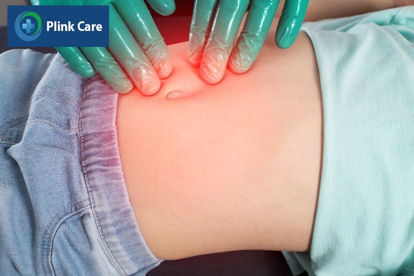 kiểm tra xem có khối phồng ở bụng trẻ hay không