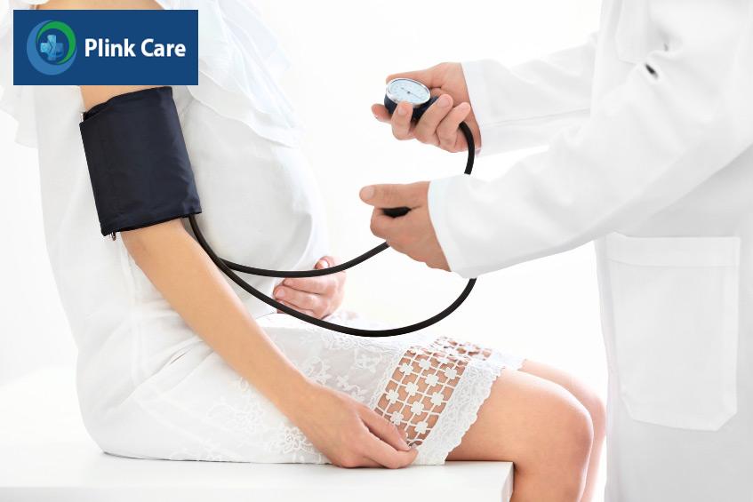 Mẹ bầu bị tim bẩm sinh khi mang thai cần được theo dõi tình trạng huyết áp thường xuyên