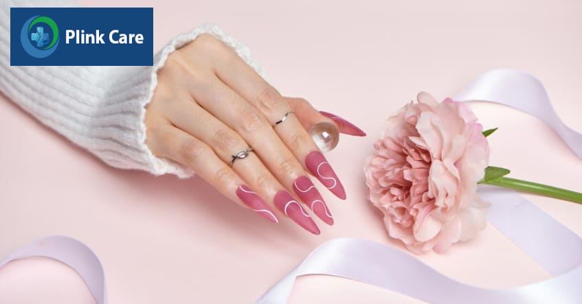 Nên hạn chế sơn móng tay hoặc gắn móng giả khi từng bị nấm móng tay