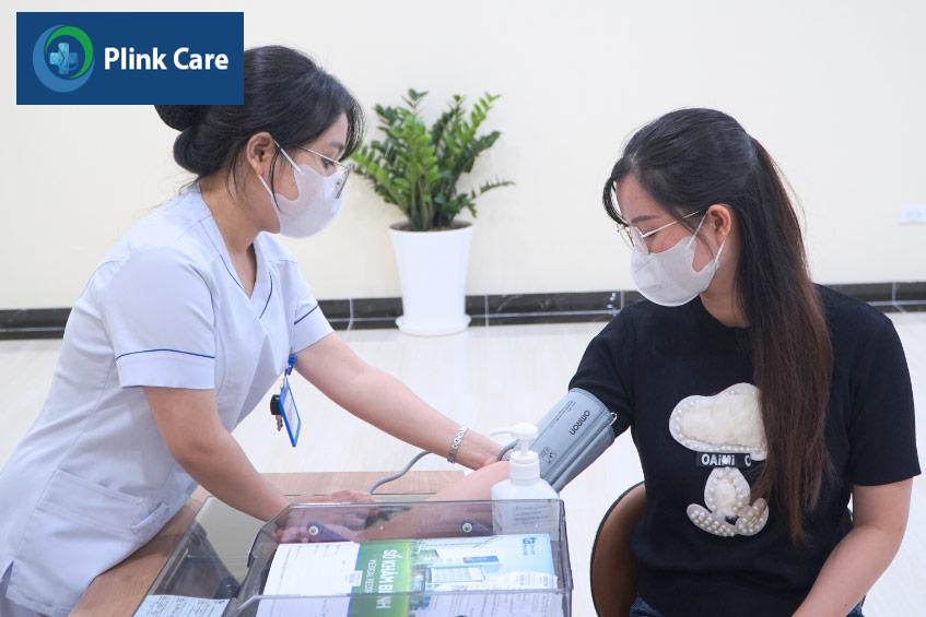 Người bệnh được đo lại huyết áp tại phòng khám để xác định phân độ tăng huyết áp