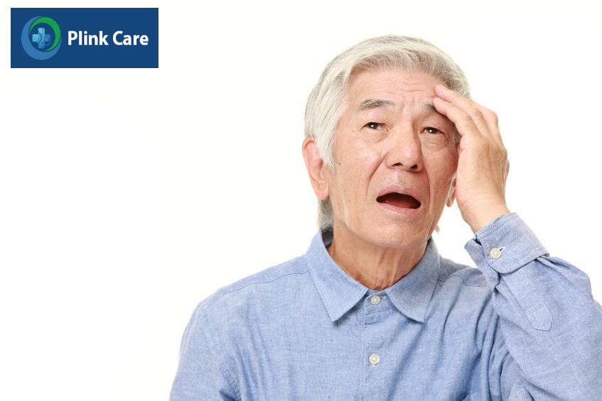 người cao tuổi bị tình trạng trí nhớ suy giảm không tập trung
