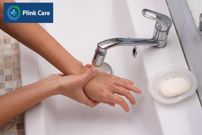 nhanh chóng để vùng da bị bỏng của trẻ dưới vòi nước mát