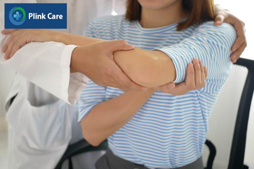 Tập vật lý trị liệu khi bị cứng khớp khủy tay