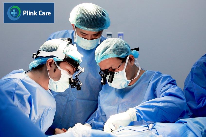 Bác sĩ thực thiện phẫu thuật điều trị bệnh lý làm sưng cổ tay