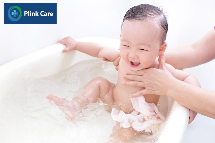 Trẻ bị bỏng nhẹ, tắm cho trẻ đúng cách