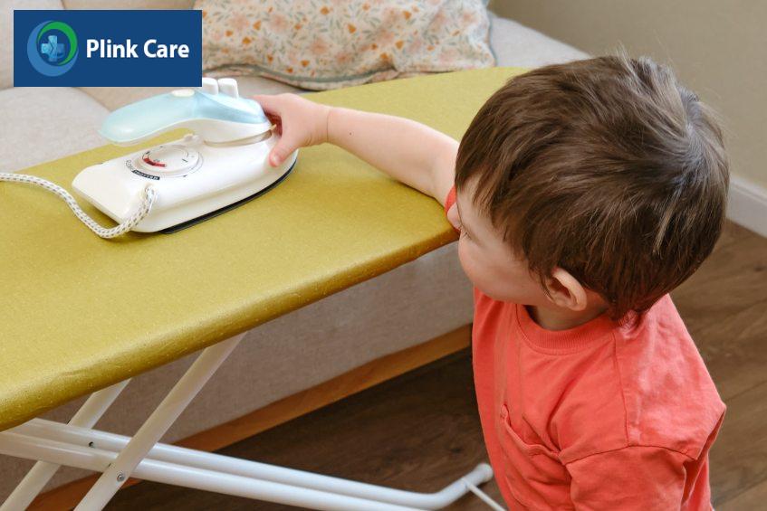 trẻ chạm vào các đồ vật nóng như bàn ủi